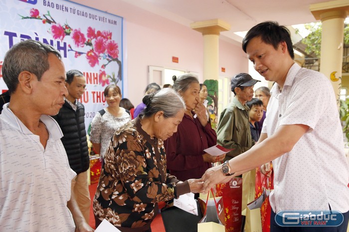 Ông Nguyễn Xuân Lâm - Chủ tịch Ủy ban nhân dân phường Hùng Vương, thị xã Phú Thọ, đang trao quà cho các hộ nghèo. Ảnh: Tùng Dương.