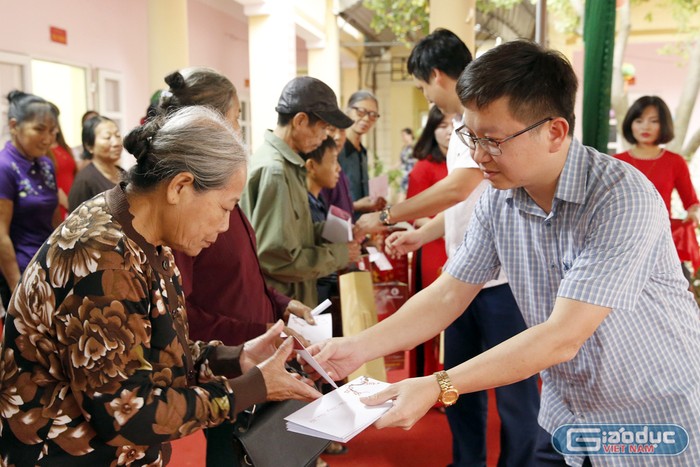 Ông Nguyễn Thanh Tùng - Trưởng phòng Lao động - Thương binh và Xã hội thị xã Phú Thọ, đang trao quà cho các hộ nghèo. Ảnh: Tùng Dương.