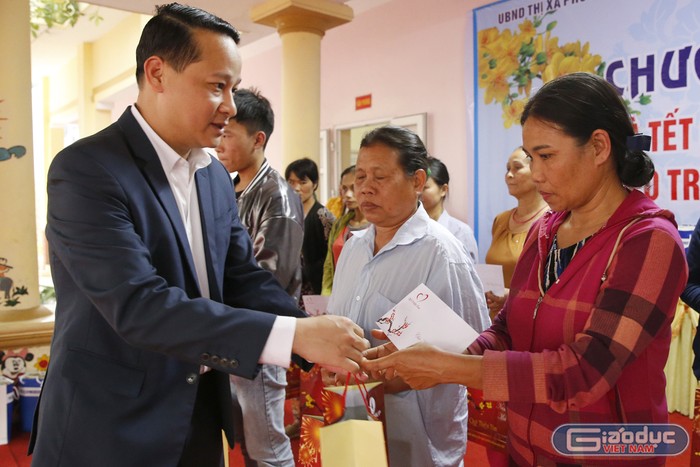 Ông Nguyễn Công Huân - phó Chủ tịch Ủy ban nhân dân thị xã Phú Thọ đang trao quà cho các hộ nghèo. Ảnh: Tùng Dương.