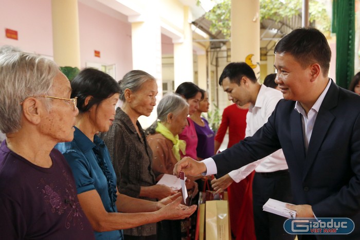 Nhà báo Nguyễn Tiến Bình - Tổng biên tập Báo điện tử Giáo dục Việt Nam, trao quà Tết đến tận tay các hộ nghèo. Ảnh: Tùng Dương.