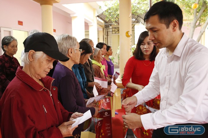 Ông Nguyễn Tiến Lâm - phó Bí thư thị Ủy, Chủ tịch Ủy ban nhân dân thị xã Phú Thọ, đang trao quà cho các hộ nghèo. Ảnh: Tùng Dương.