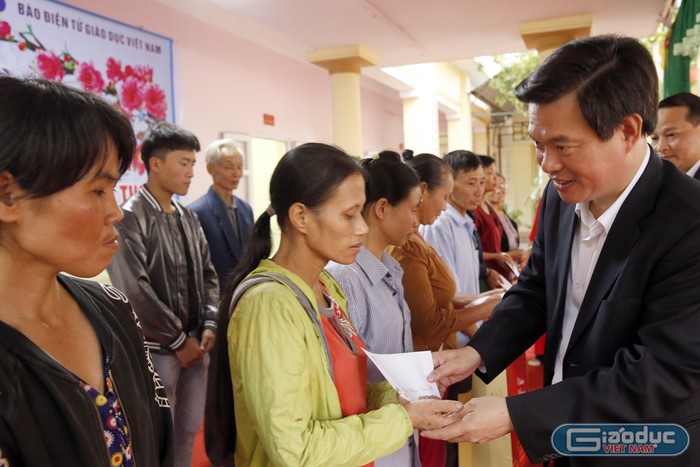 Tiến sĩ Trịnh Thế Truyền - Giám đốc Sở Giáo dục và Đào tạo tỉnh Phú Thọ, đang trao quà cho các hộ nghèo. Ảnh: Tùng Dương.