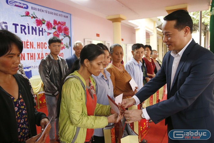 Ông Nguyễn Công Huân - phó Chủ tịch Ủy ban nhân dân thị xã Phú Thọ đang trao quà cho các hộ nghèo. Ảnh: Tùng Dương.
