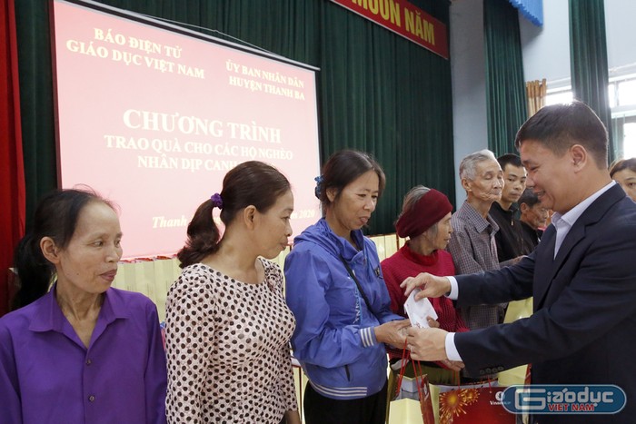 Nhà báo Nguyễn Tiến Bình - Tổng biên tập Báo điện tử Giáo dục Việt Nam trao quà Tết và gửi lời chúc Tết đến các gia đình. Ảnh: Tùng Dương.