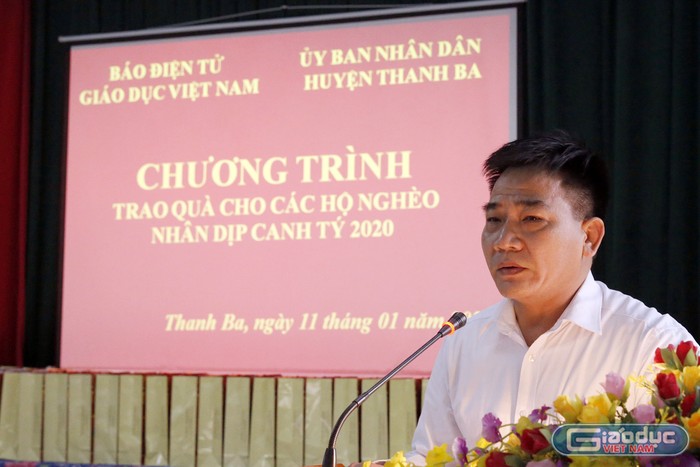 Thay mặt chính quyền địa phương, ông Nguyễn Văn Minh - Chủ tịch xã Đồng Xuân đã nói lời cảm ơn sâu sắc đến nhà báo Nguyễn Tiến Bình, cũng như cán bộ phóng viên của báo. Ảnh: Tùng Dương.