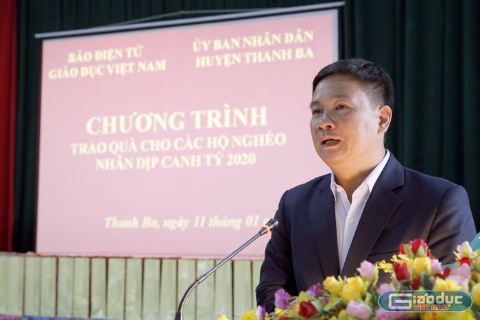 Nhà báo Nguyễn Tiến Bình - Tổng biên tập Báo điện tử Giáo dục Việt Nam, gửi lời thăm hỏi động viên đến các hộ nghèo tại buổi trao quà Tết. Ảnh: Tùng Dương.