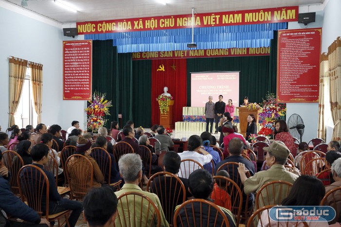 Quanh cảnh buổi trao quà Tết cho các hộ nghèo tại Ủy ban nhân dẫn xã Đồng Xuân, huyện Thanh Ba, Phú Thọ. Ảnh: Tùng Dương.