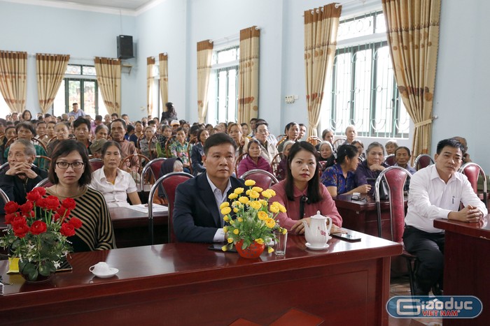 Buổi lễ trao 200 suất quà Tết cho hộ nghèo của Báo điện tử Giáo dục Việt Nam tại xã Đồng Xuân. Ảnh: Tùng Dương.