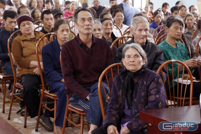 Các hộ nghèo rất phấn khởi khi nhận được phần quà Tết của Báo điện tử Giáo dục Việt Nam. Ảnh: Tùng Dương.