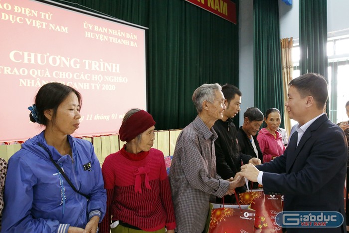 Nhà báo Nguyễn Tiến Bình - Tổng biên tập Báo điện tử Giáo dục Việt Nam đang trao quà Tết cho các hộ nghèo. Ảnh: Tùng Dương.