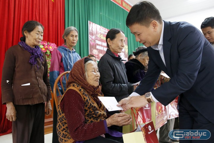 Nhà báo Nguyễn Tiến Bình - Tổng biên tập Báo điện tử Giáo dục Việt Nam đang trao quà Tết cho các hộ nghèo ở xã Yên Dưỡng. Ảnh: Tùng Dương.
