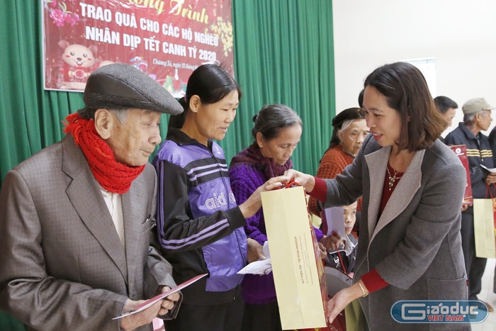 Bà Đỗ Thị Kim Quý - huyện Ủy viên, Bí thư huyện đoàn Cẩm Khê đang trao quà cho các gia đình có hoàn cảnh khó khăn tại xã Chương Xá. Ảnh: Tùng Dương.