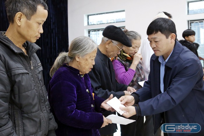 Ông Hà Xuân Thủy - Phó chủ tịch Ủy ban nhân dân thị trấn Thanh Sơn đang trao quà cho các hộ có hoàn cảnh khó khăn. Ảnh: Tùng Dương.