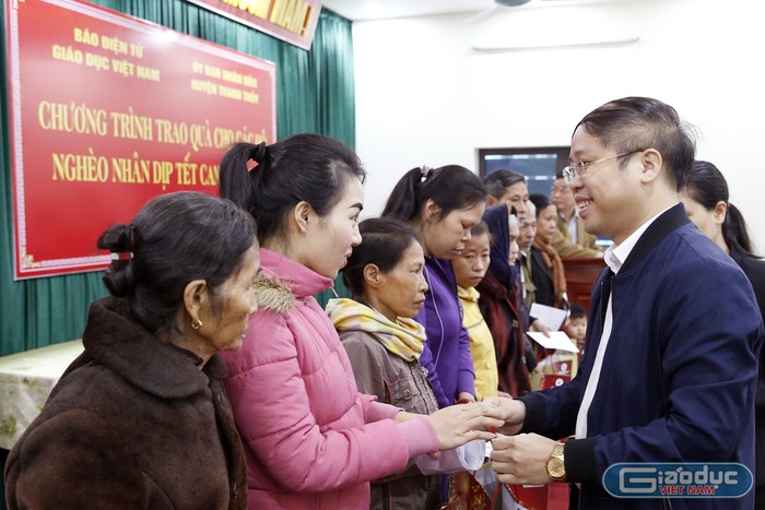 Ông Nguyễn Ánh Hoàng - Trưởng phòng Giáo dục và Đào tạo thị xã Phú Thọ, đang trao quà cho các gia đình có hoàn cảnh khó khăn tại huyện Thanh Thủy. Ảnh: Tùng Dương.