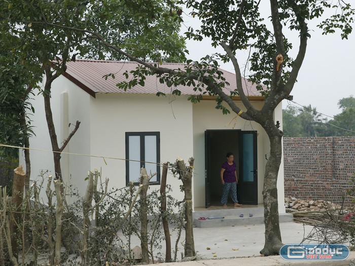 Bà Trịnh Thị Nguyệt từ nay không còn lo mưa dột, gió rét vì căn nhà của bà đã được làm mới và sửa chữa. Ảnh: Tùng Dương.