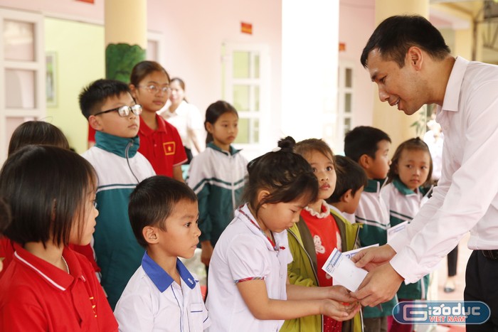 Ông Nguyễn Tiến Lâm - Phó Bí thư thị Ủy, Chủ tịch Ủy ban nhân dân thị xã Phú Thọ, trao quà Tết cho học sinh có hoàn cảnh khó khăn. Ảnh: Tùng Dương.
