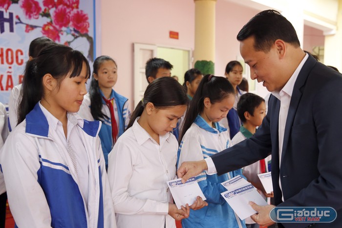 ông Nguyễn Công Huân - Phó chủ tịch Ủy ban nhân dân thị xã Phú Thọ, trao quà Tết cho học sinh có hoàn cảnh khó khăn. Ảnh: Tùng Dương.