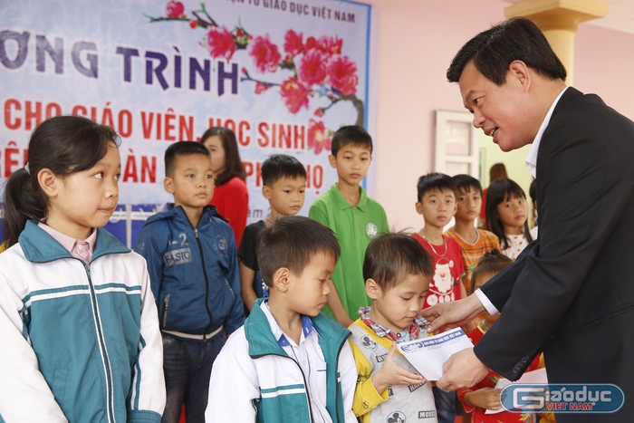 Tiến sĩ Trịnh Thế Truyền - Giám đốc Sở Giáo dục và Đào tạo tỉnh Phú Thọ, trao quà Tết cho học sinh có hoàn cảnh khó khăn. Ảnh: Tùng Dương.