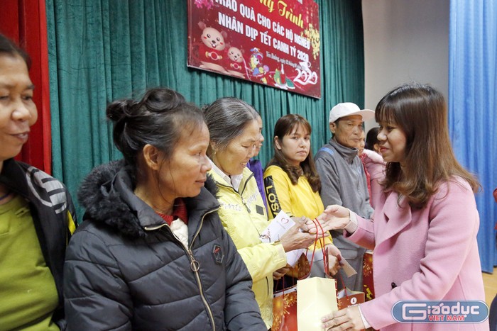 Bà Đỗ Thị Thu Hường - Phó Bí thư huyện đoàn Cẩm Khê đang trao quà cho các gia đình có hoàn cảnh khó khăn tại xã Yên Dưỡng. Ảnh: Tùng Dương.