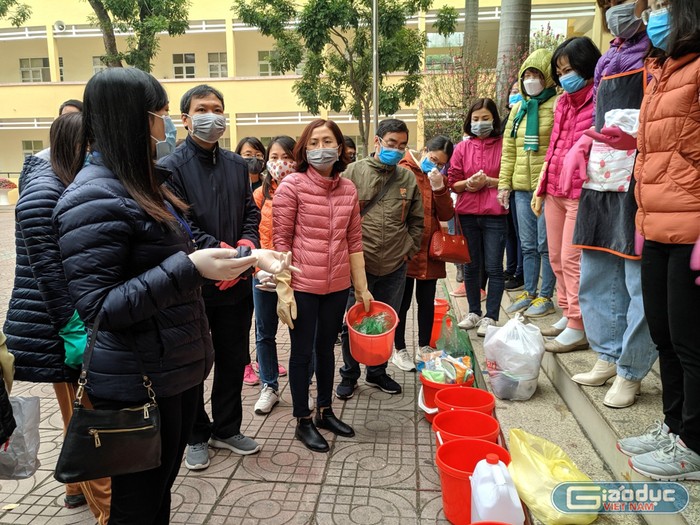 Các cán bộ giáo viên nhà trường đều đã được tập huấn trước buổi tổng vệ sinh. Ảnh: Yên Hòa.