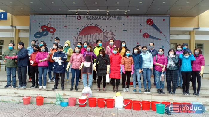 Mặc dù là ngày nghỉ nhưng 100% cán bộ giáo viên, nhân viên của nhà trường đã tham gia tổng vệ sinh. Ảnh: Yên Hòa.