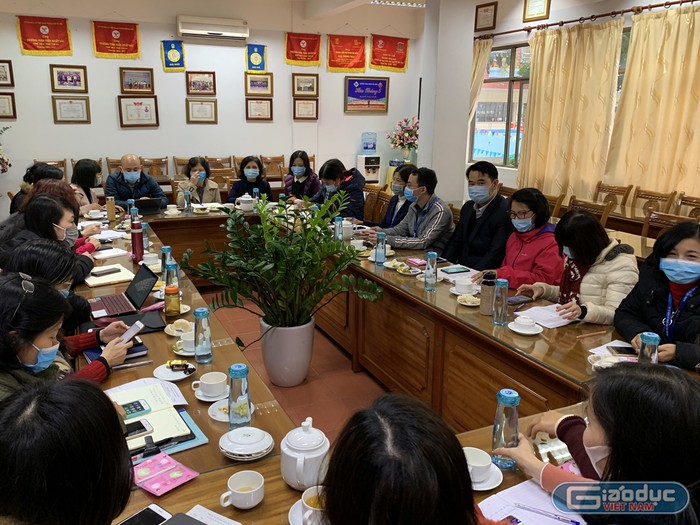 Sáng 3/2/2020 toàn bộ ban giám hiệu và giáo viên của nhà trường cũng đã họp tại trường để triển khai mọi công tác hỗ trợ học sinh học tập tại nhà. Ảnh: Tùng Dương.