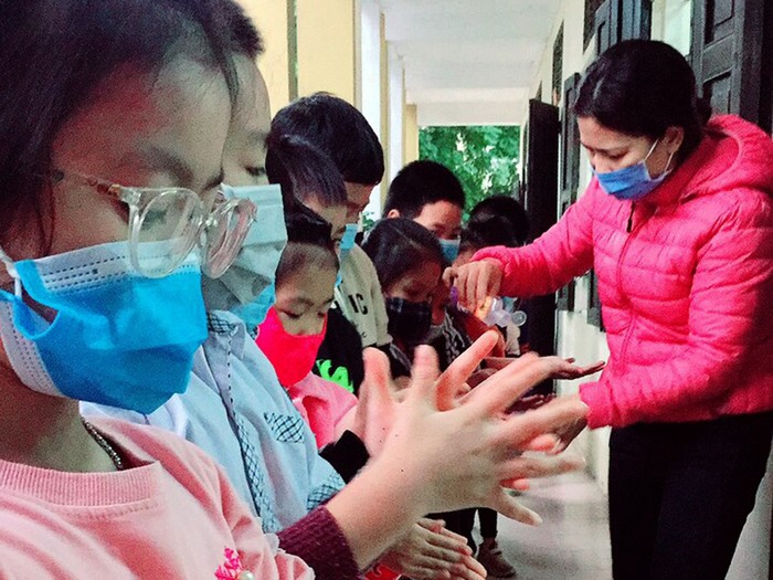 Trong buổi học đầu tiên sau kỳ nghỉ Tết, tất cả các học sinh đều được phổ biến cách rửa tay bằng xà phòng diệt khuẩn. Ảnh: Phòng Giáo dục và Đào tạo Thị xã Phú thọ, cung cấp.