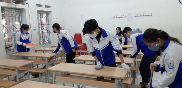 Học sinh các trường tại Thị xã Phú Thọ cũng tham gia vệ sinh phòng chống dịch Corona. Ảnh: Phòng Giáo dục và Đào tạo Thị xã Phú Thọ cung cấp.