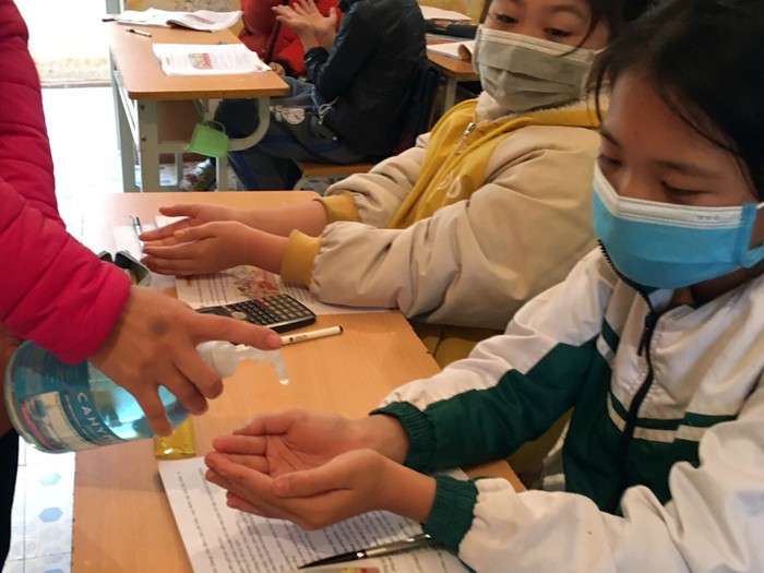 Trong buổi học đầu tiên sau kỳ nghỉ Tết, tất cả các học sinh đều được phổ biến cách rửa tay bằng dung dịch diệt khuẩn. Ảnh: Phòng Giáo dục và Đào tạo Thị xã Phú Thọ, cung cấp.