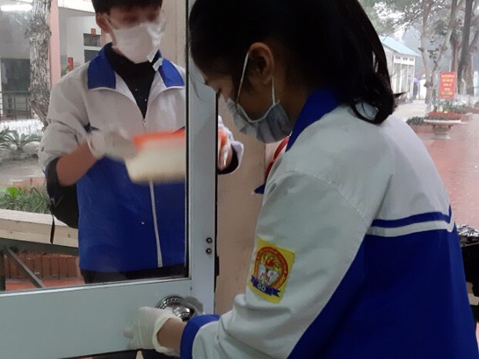 Học sinh bậc trung học cơ sở của Thị xã Phú Thọ cũng tham gia vệ sinh phòng chống dịch.Ảnh: Phòng Giáo dục và Đào tạo Thị xã Phú Thọ, cung cấp.