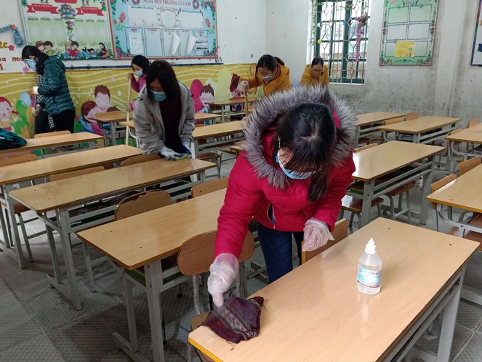 Các cán bộ, giáo viên trên địa bàn Thị xã Phú Thọ tham gia công tác vệ sinh phòng chống dịch Corona. Ảnh: Phòng Giáo dục và Đào tạo Thị xã Phú Thọ cung cấp.