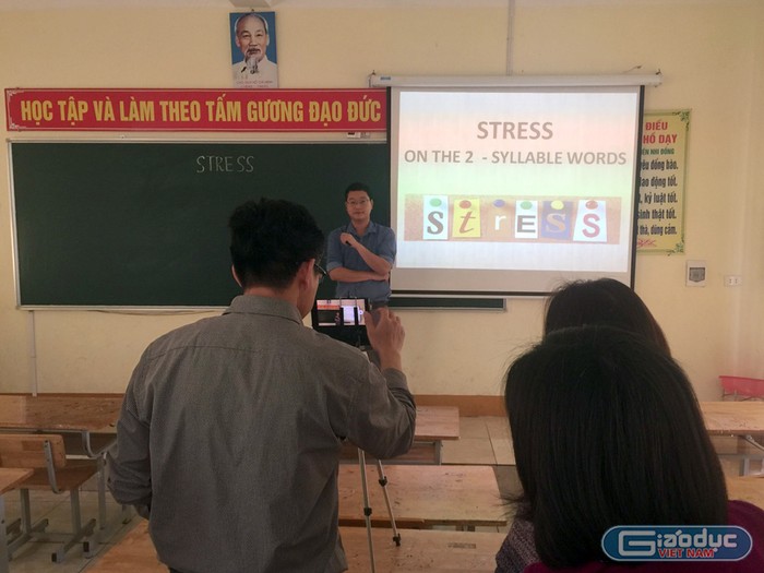 Giáo viên có mặt tại trường đang tham gia dạy học trực tuyến. Ảnh: Phòng Giáo dục và Đào tạo Thị xã Phú Thọ.