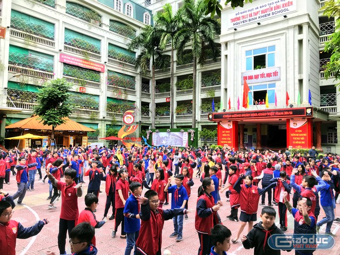 Học sinh Trường Trung học cơ sở và Trung học phổ thông Nguyễn Bỉnh Khiêm, Hà Nội, trong năm học 2019. Ảnh: Tùng Dương.