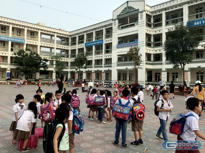 Trưởng Tiểu học Chu Văn An, quận Hoàng Mai, Hà Nội với sĩ số gần 60 học sinh trong một lớp. Ảnh: Tùng Dương.