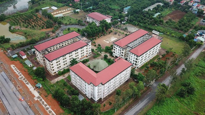 Khu ký túc xá số 4 của Đại học Quốc gia Hà Nội đã làm được 5 dãy nhà ở sức chứa 2.000 người và một nhà ăn, từ giai đoạn 2003 - 2008. So với quy mô ban đầu là 21 tòa nhà, đáp ứng 8.000-10.000 chỗ ở, phần hoàn thiện này còn khá nhỏ. Ảnh: Giang Huy.