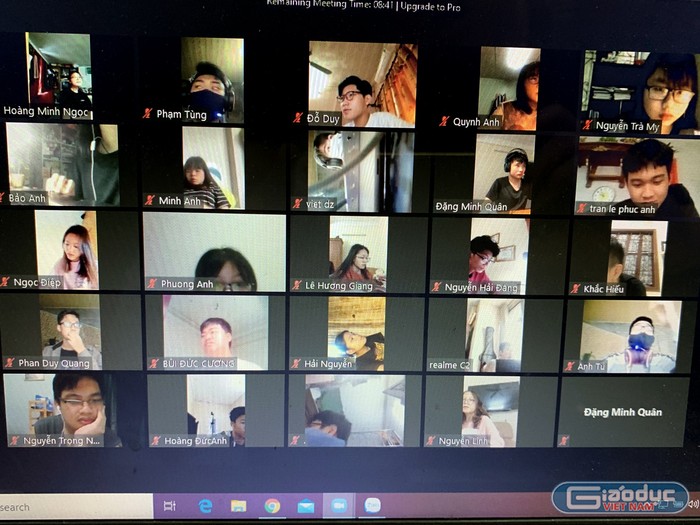 Học sinh lớp 11D 3 Trường Trung học phổ thông Đông Đô (Hà Nội) đang làm bài thi môn Địa lý giữa học kì 2 băng hình thực Online. Ảnh: Tùng Dương.