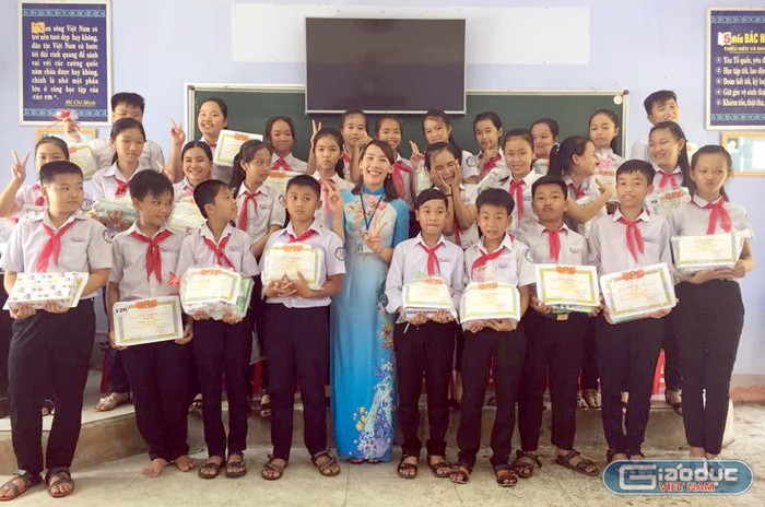 Cô giáo Nguyễn Thị Thúy và học sinh trong buổi tổng kết năm học. Ảnh: Nhân vật cung cấp.