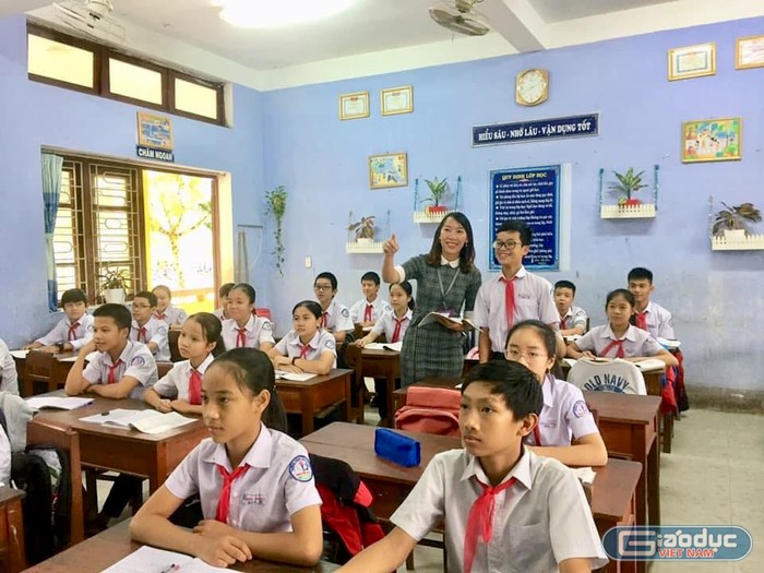 Cô giáo Nguyễn Thị Thúy và các em học sinh Trường Trung học cơ sở Nguyễn Duy, Thừa Thiên, Huế. Ảnh: Nhân vật cung cấp.