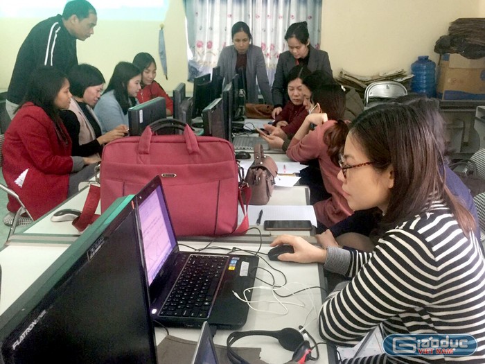 Các thầy cô giáo Trường Trung học cơ sở Văn Lung (Thị xã Phú Thọ) thảo luận xây dựng bài giảng.