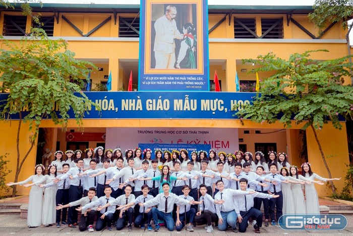 Cô giáo Nguyễn Nguyệt Ngư và các em học sinh Trường Trung học cơ sở Thái Thịnh (quận Đống Đa, Hà Nội). Ảnh: Nhân vật cung cấp.