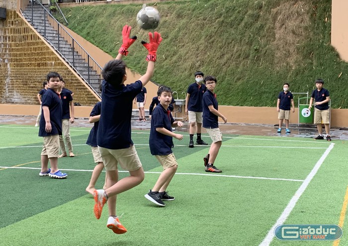 Giờ chơi thể thao của học sinh Trường Trung học cơ sở và Trung học phổ thông Marie Curie (Hà Nội). Ảnh: Tùng Dương.