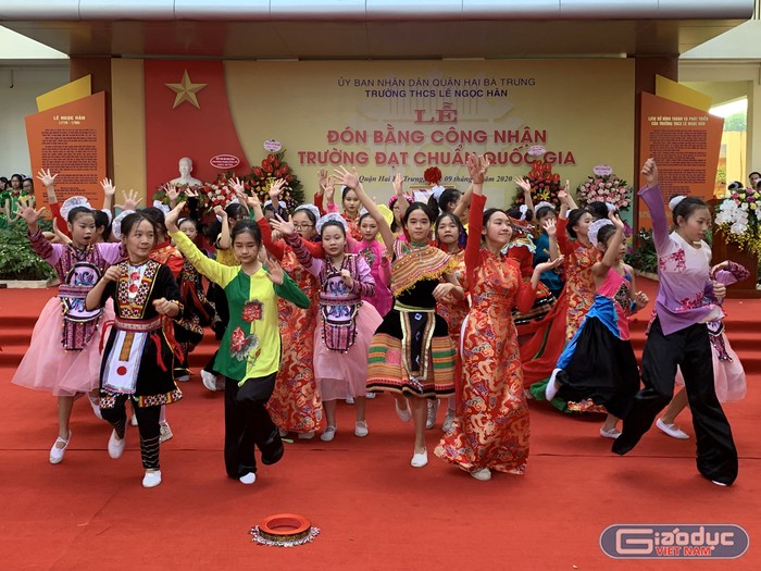 Tiết mục múa chào mừng của các em học sinh Trường Trung học cơ sở Lê Ngọc Hân, quận Hai Bà Trưng, Hà Nội . Ảnh: Tùng Dương.