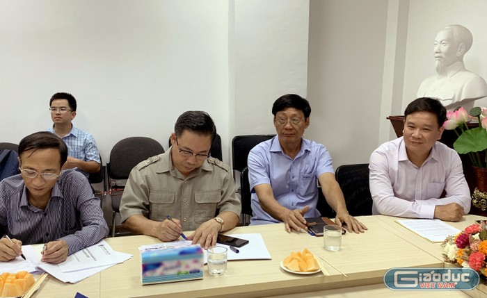 Nhà báo Nguyễn Tiến Bình – Tổng biên tập Tạp chí điện tử Giáo dục Việt Nam (người đầu tiên bên phải ảnh) và các đại biểu tham dự Tọa đàm. Ảnh: Tùng Dương.