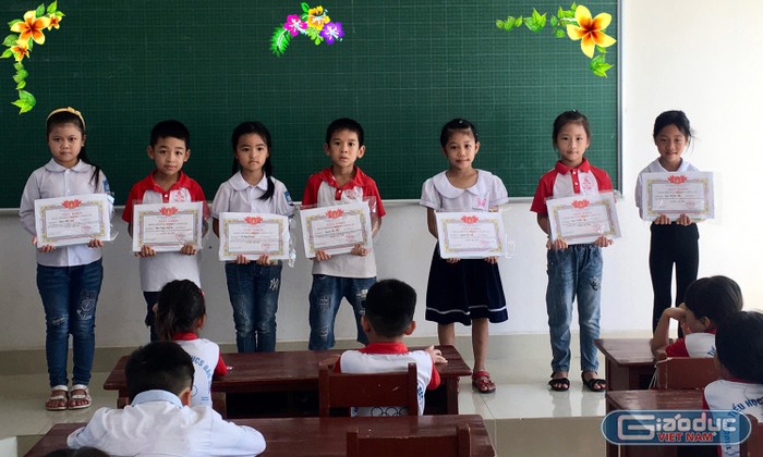 7 em học sinh lớp 1C Trường Tiểu học và Trung học cơ sở Bắc Sơn, huyện Hưng Hà, Thái Bình, được giấy khen vì hoàn thành xuất sắc các nhiệm vụ học tập và rèn luyện, trên sĩ số lớp 34 học sinh. Ảnh nhân vật cung cấp.