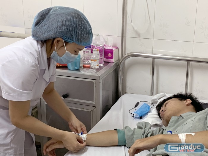 Điều dưỡng viên Khoa ngoại tổng hợp Bệnh Viện E (Hà Nội) thăm khám sức khỏe cho Trung từ 4h45 để kịp đi thi. Ảnh: Tùng Dương.