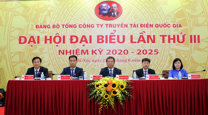 Đoàn Chủ tịch Đại hội đại biểu Đảng bộ Tổng công ty Truyền tải điện Quốc gia (EVNNPT) lần thứ III, nhiệm kỳ 2020 - 2025.. Ảnh: Quang Thắng.