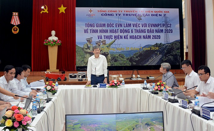 Tổng giám đốc Tập đoàn Điện lực Việt Nam (EVN) - Trần Đình Nhân và đoàn công tác đã có buổi làm việc với Công ty Truyền tải điện 2 (PTC2).