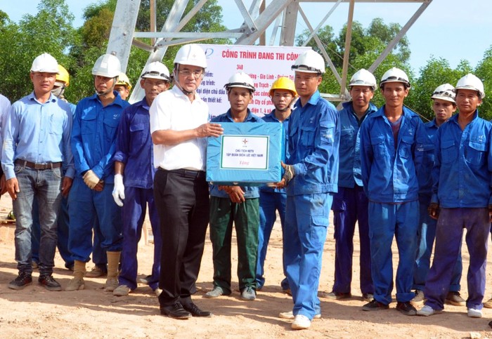 Chủ tịch Hội đồng thành viên EVN - Dương Quang Thành tặng quà cho đại diện PECC4 thi công vị trí cột 348 đường dây 500kV mạch 3.