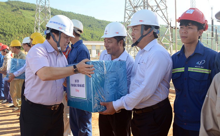 Cũng trong chương trình, ông Nguyễn Hoàng Anh - Chủ tịch Ủy ban Quản lý vốn nhà nước tại doanh nghiệp tặng quà Ban Tiền phương (CPMB) tại sân phân phối 500kV Trung tâm Điện lực Quảng Trạch.