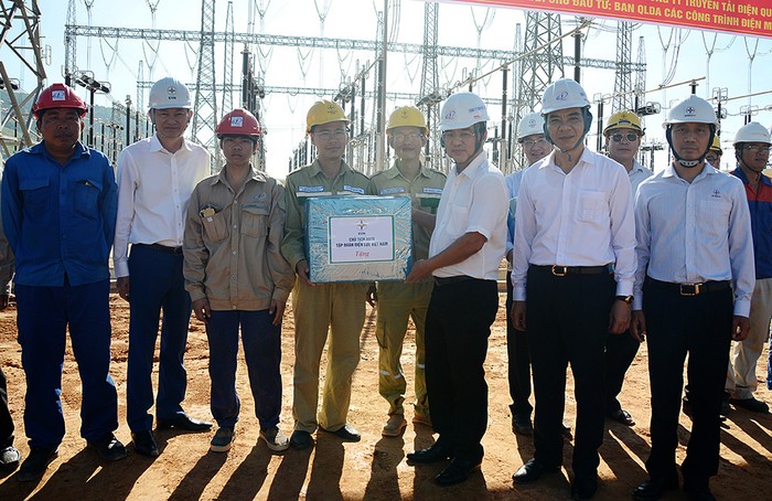 Đoàn công tác của EVN, EVNNPT thăm hỏi và tặng quà đơn vị thi công sân phân phối 500kV Trung tâm điện lực Quảng Trạch.